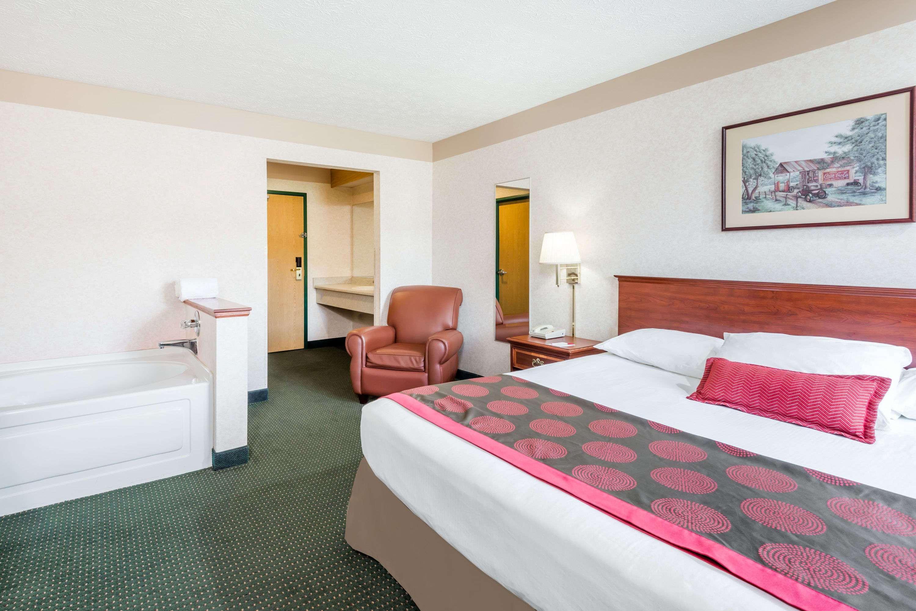 Ramada By Wyndham Strasburg Dover מראה חיצוני תמונה