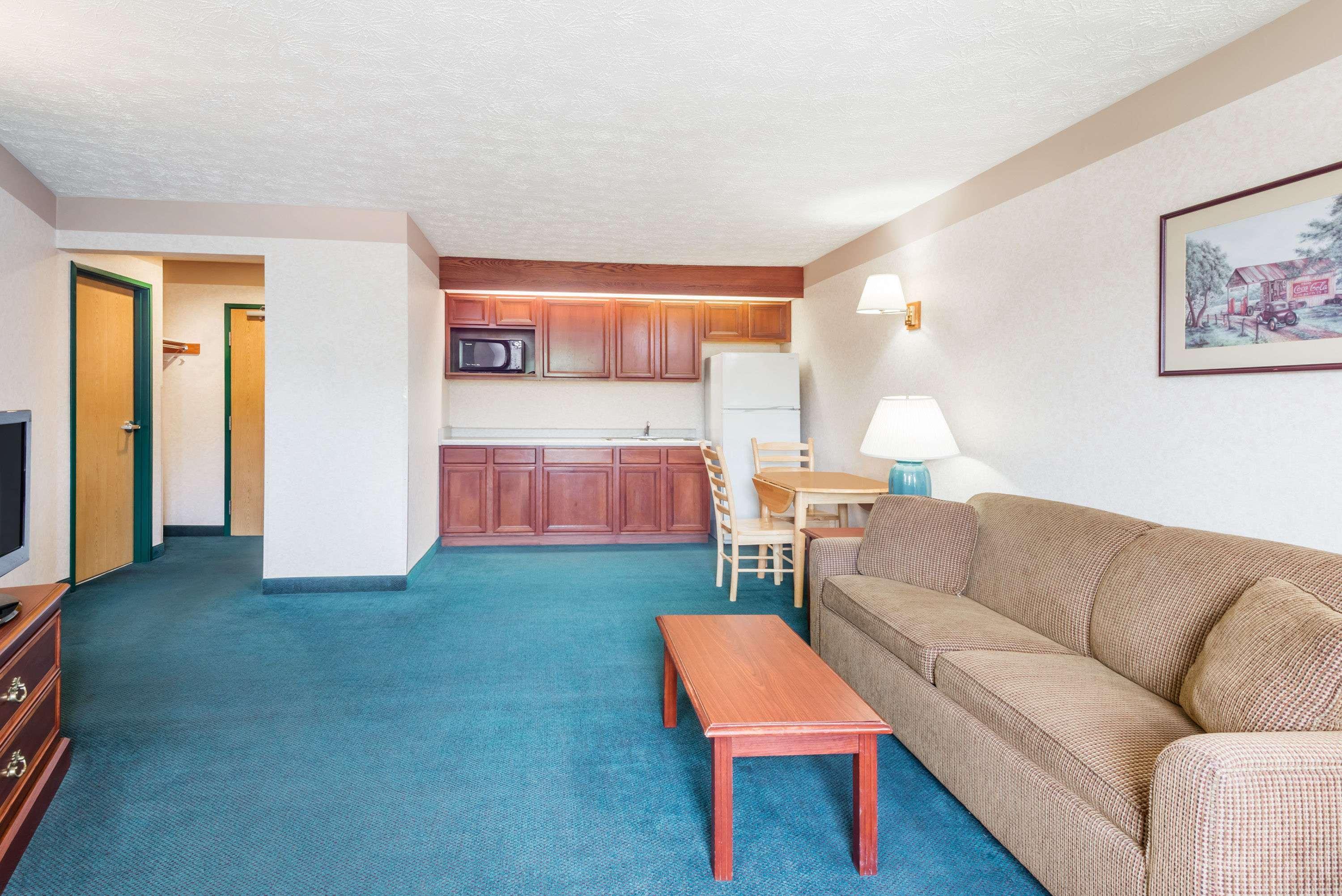 Ramada By Wyndham Strasburg Dover מראה חיצוני תמונה